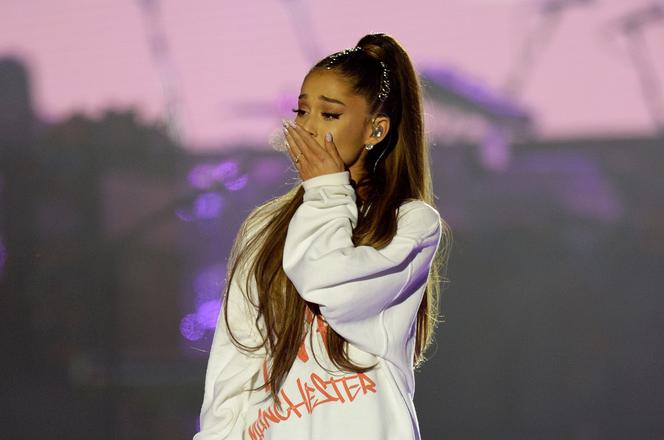 Ariana Grande w trakcie koncertu One Love Manchester.