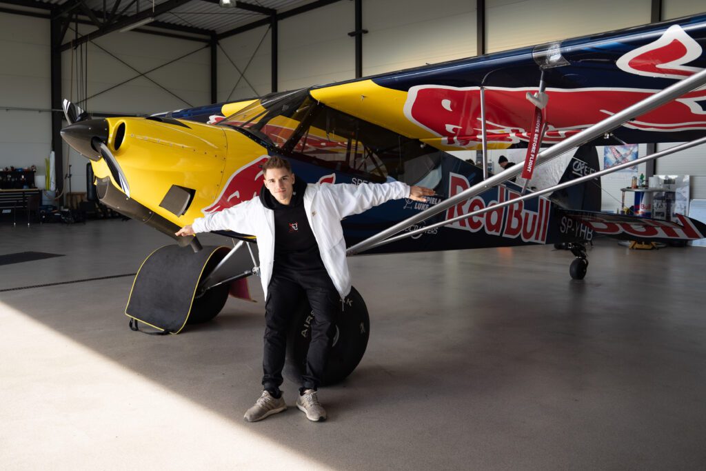 Te-Tris i Koro rymowali w samolocie akrobacyjnym pilotowanym przez mistrza świata Red Bull Air Race, Łukasza Czepielę.