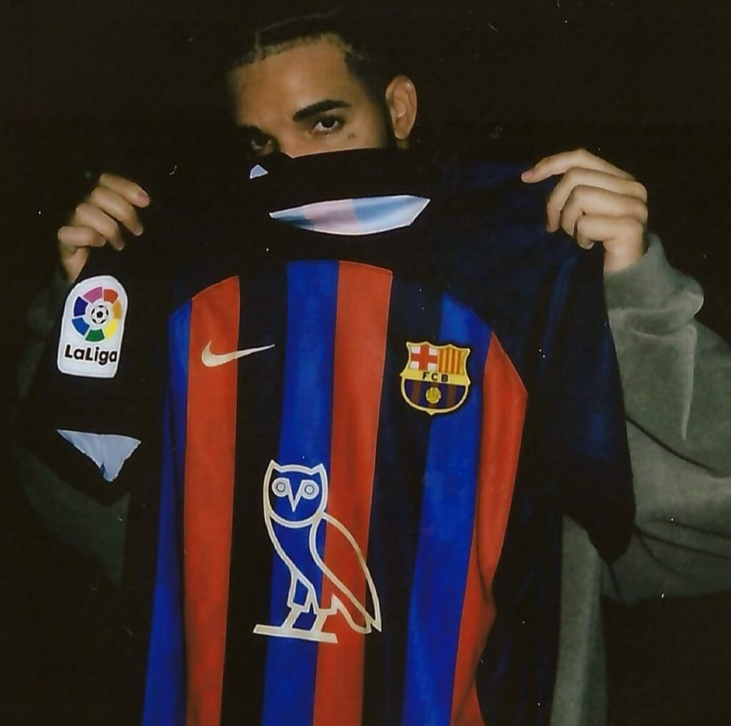 FC Barcelona z logiem Drake'a na koszulkach