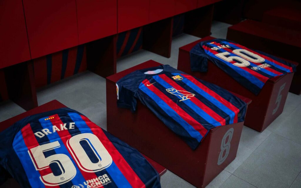 FC Barcelona z logiem Drake'a na koszulkach