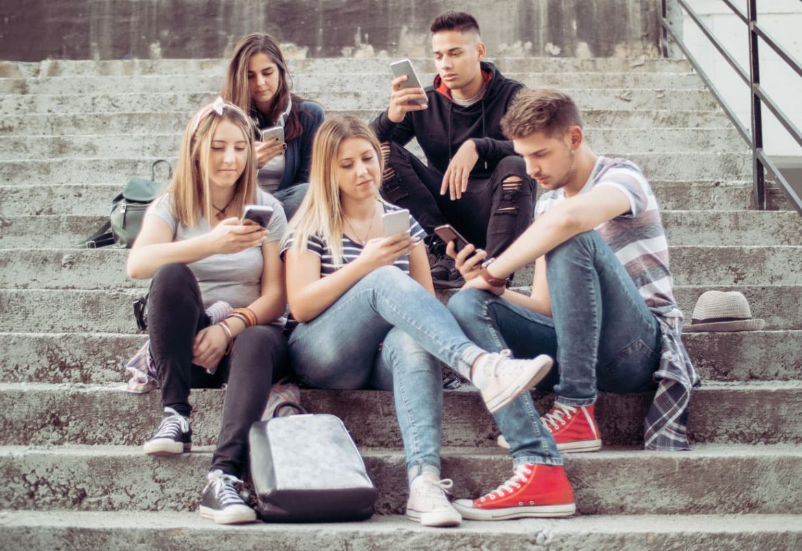 Dlaczego dzieci wszędzie powtarzają „6–7”: wyjaśnienie nowego wiralowego trendu