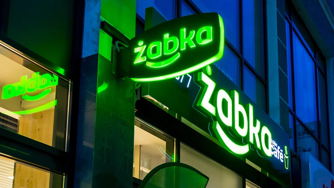 Żabka 11 listopada 2025 – które sklepy będą otwarte w Święto Niepodległości