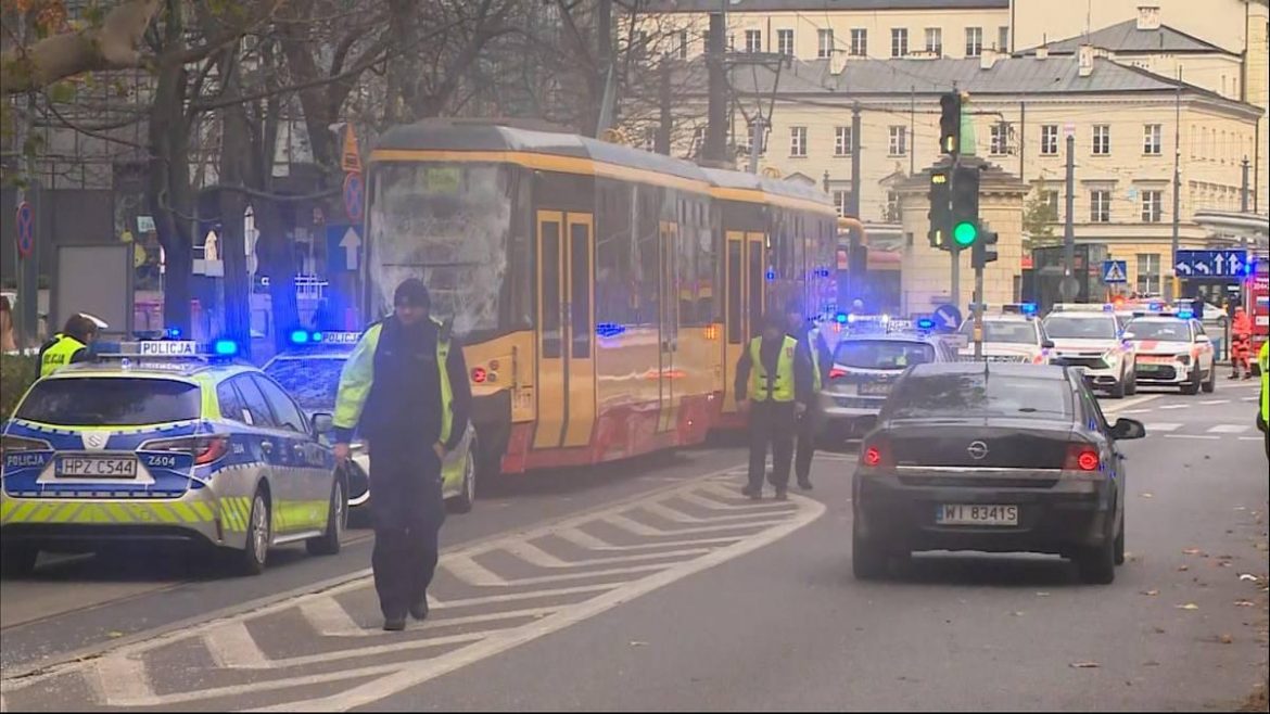 Awaryjne objazdy w Warszawie po zderzeniu tramwajów i autobusu
