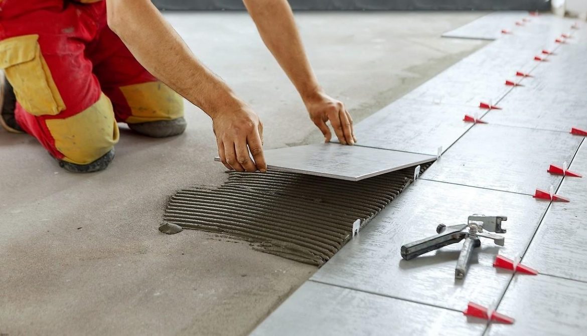 Wymiana płytek ceramicznych: narzędzia, technika, porady