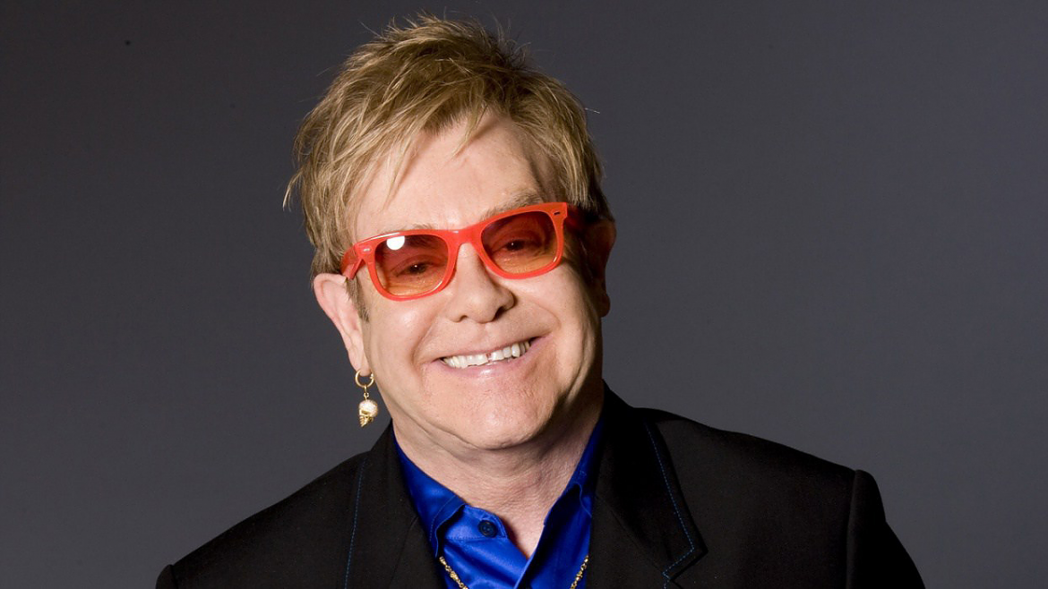 Elton John, mimo utraty wzroku, nadal rozwija swoją fundację, walczy z HIV/AIDS i wspiera młodych artystów na całym świecie.
