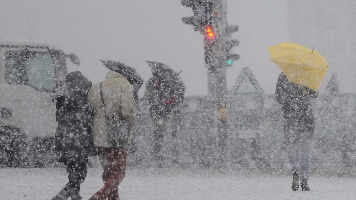 Mroźna zima nadchodzi do Polski na Święta Bożego Narodzenia. Prognozy wskazują na mrozy, śnieg i opady deszczu, które mogą przejść w śnieg.