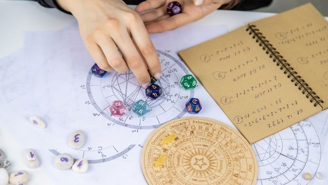Horoskop na 27 lutego 2026 dla wszystkich znaków zodiaku – miłość, praca i finanse