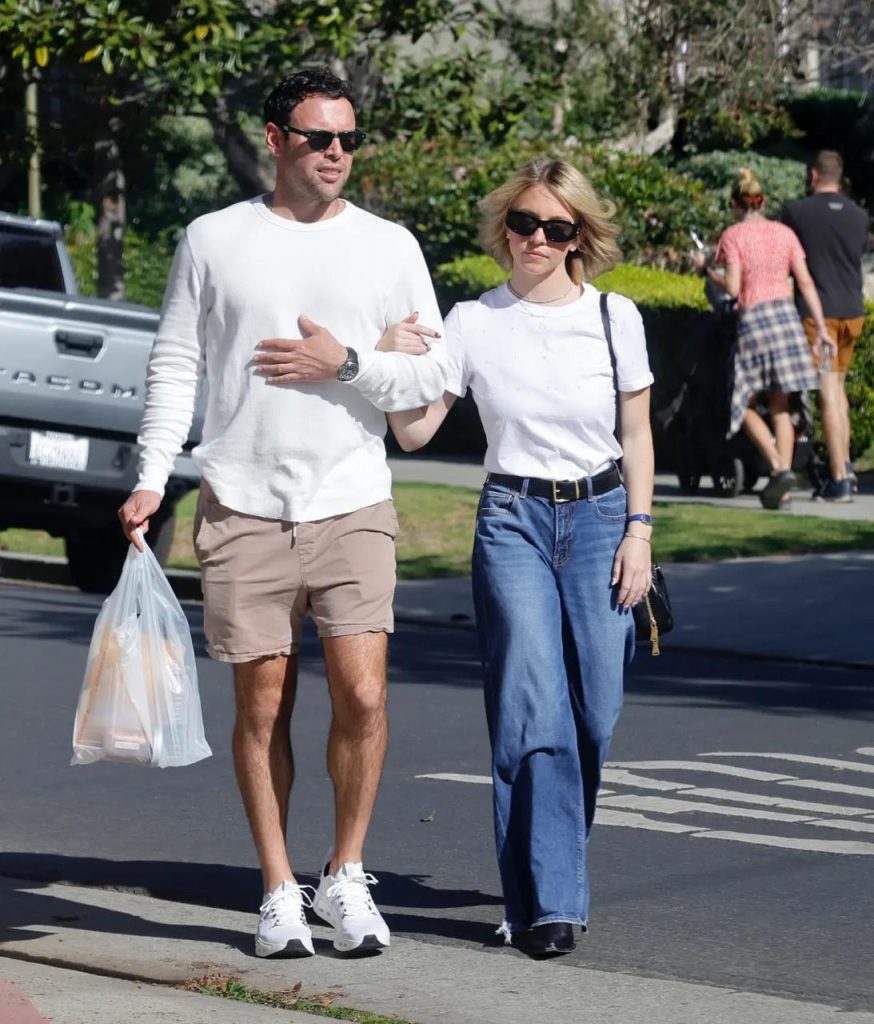 Sydney Sweeney i Scooter Braun zostali zauważeni razem w Brentwood. Spacer, gesty bliskości i reakcje fanów podgrzewają plotki.