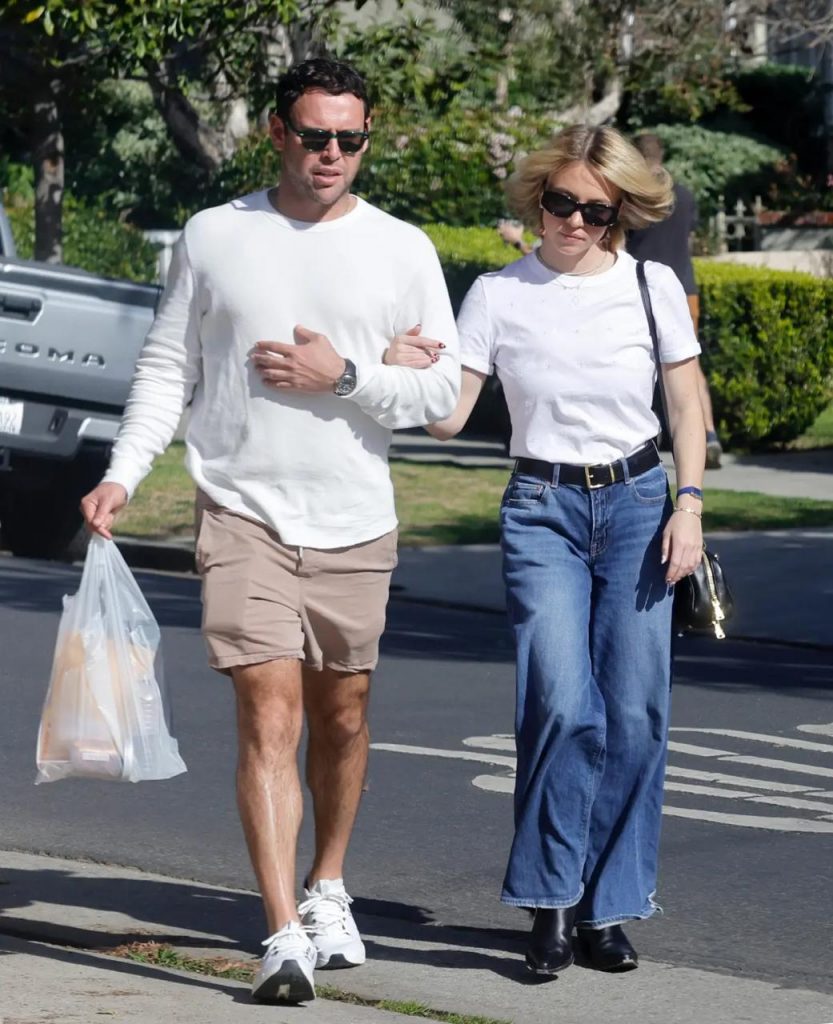 Sydney Sweeney i Scooter Braun zostali zauważeni razem w Brentwood. Spacer, gesty bliskości i reakcje fanów podgrzewają plotki.