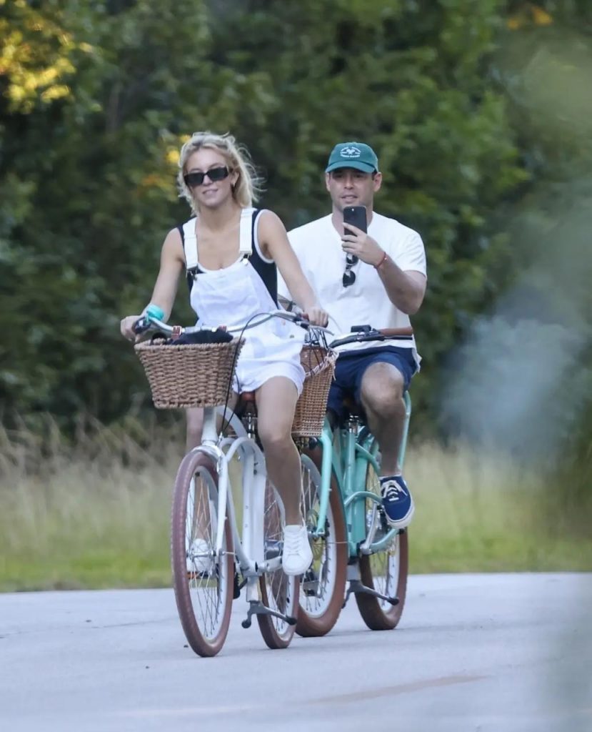 Sydney Sweeney i Scooter Braun zostali zauważeni razem w Brentwood. Spacer, gesty bliskości i reakcje fanów podgrzewają plotki.