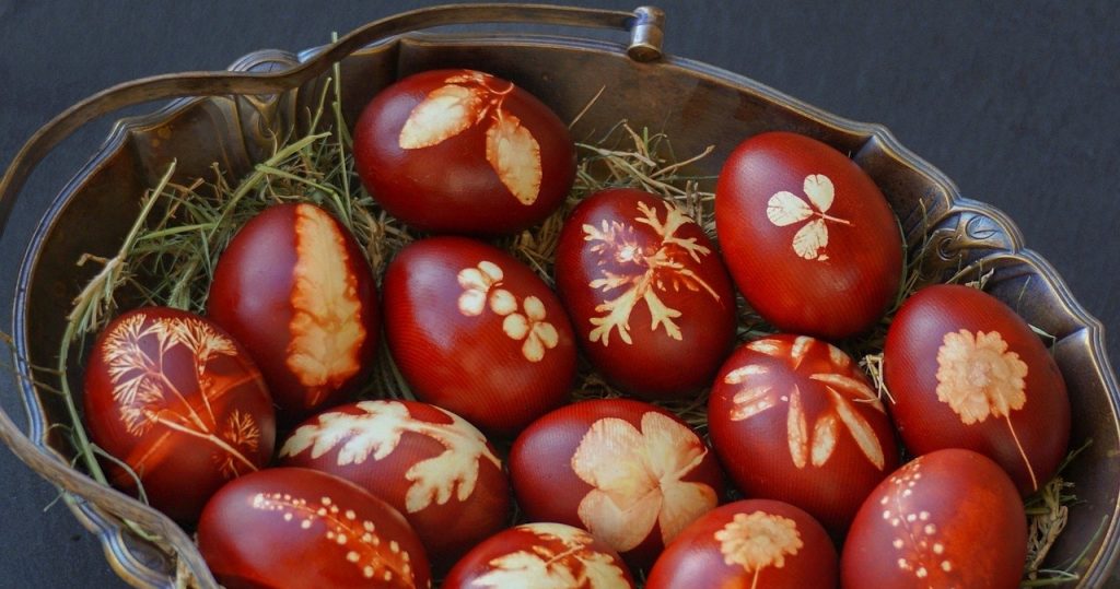 Jak farbować jajka na Wielkanoc 2026 bez sztucznych barwników – naturalne metody