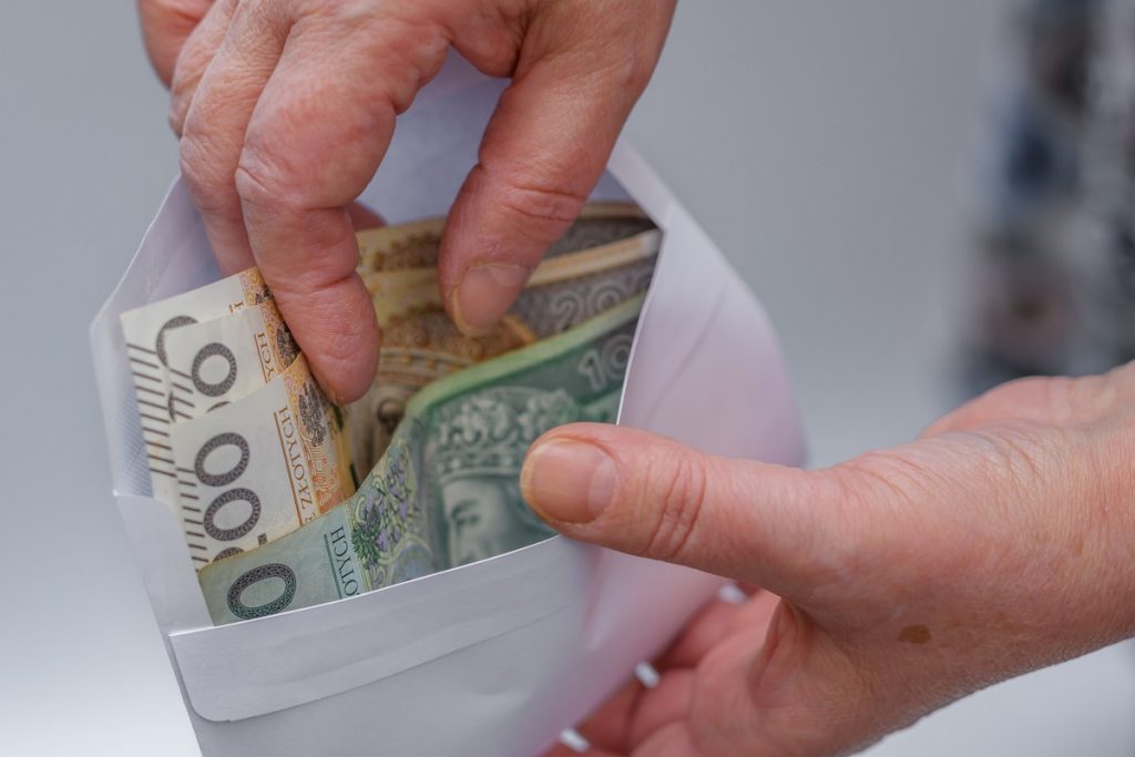 Emeryci dostaną więcej. ZUS podał terminy wypłat 13. i 14. emerytury