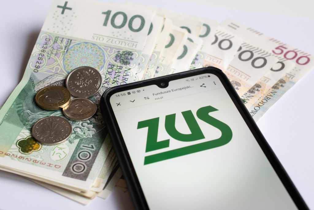 Emeryci dostaną więcej. ZUS podał terminy wypłat 13. i 14. emerytury