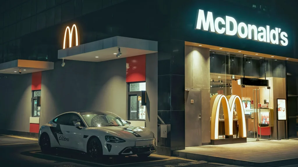 Rachunki za parkowanie przy McDonald’s w Polsce: skąd biorą się wysokie kwoty, czy to legalne i co robić
