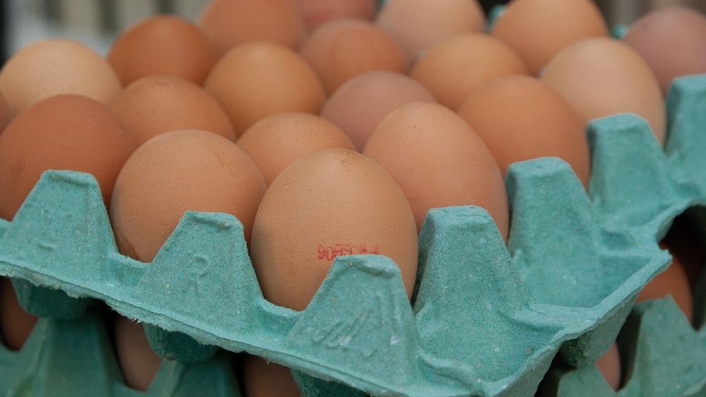 Ceny jaj w Polsce rosną przed Wielkanocą: przyczyny i prognoza