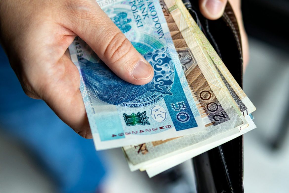 Dodatek pielęgnacyjny czy zasiłek pielęgnacyjny? Różnica, która ma znaczenie po 75. urodzinach