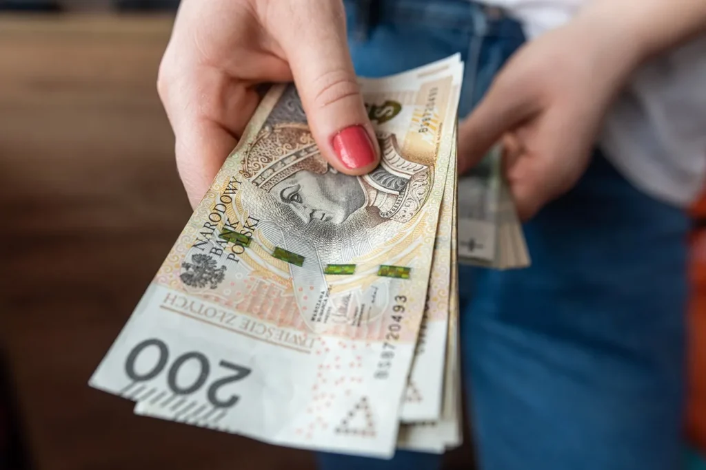 Wynagrodzenia w Polsce rosną, ale wolniej. Kto może liczyć na podwyżkę