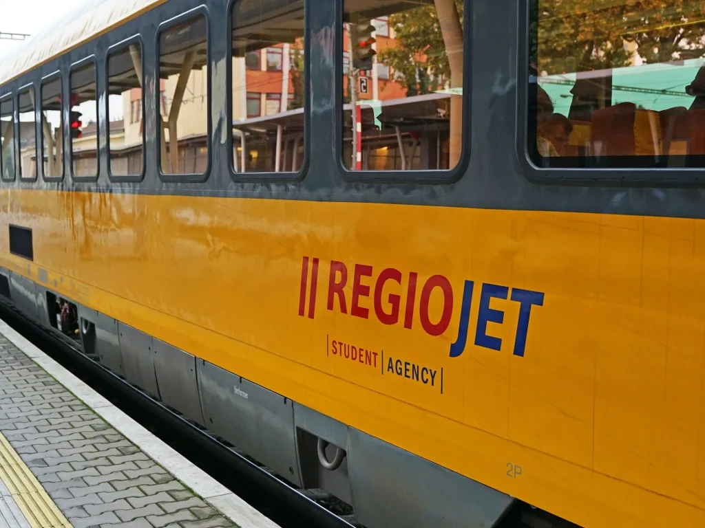 RegioJet kończy działalność w Polsce: przyczyny, skutki i alternatywy dla pasażerów oraz porównanie cen