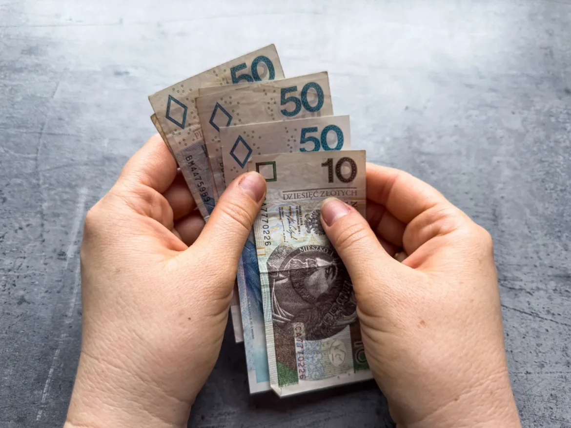 Wynagrodzenia w Polsce rosną, ale wolniej. Kto może liczyć na podwyżkę