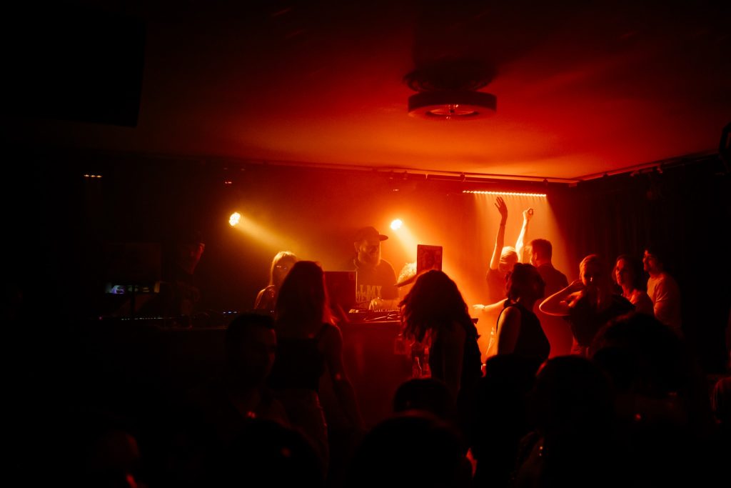 Kultura klubowa w Polsce: gdzie najlepiej iść na koncert lub imprezę