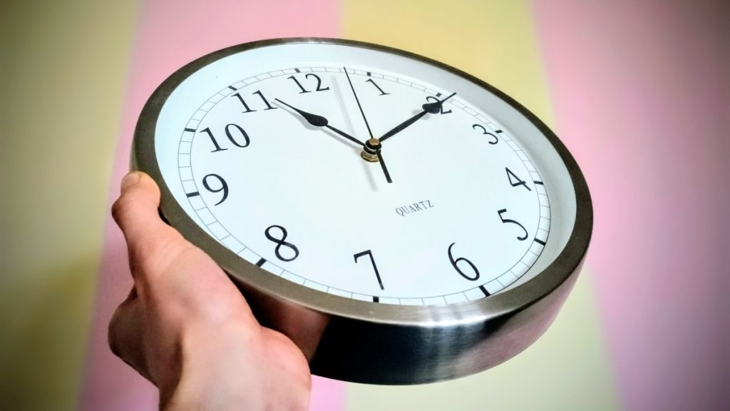 03:03 na zegarze — znaczenie lustrzanej godziny i aniołów