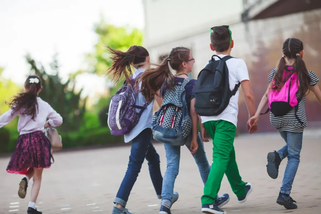 Wakacje 2026 rozpoczną się wcześniej. Rodzice planują urlopy