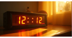12:12 na zegarze — co oznacza ta lustrzana godzina w numerologii i przesłaniu aniołów