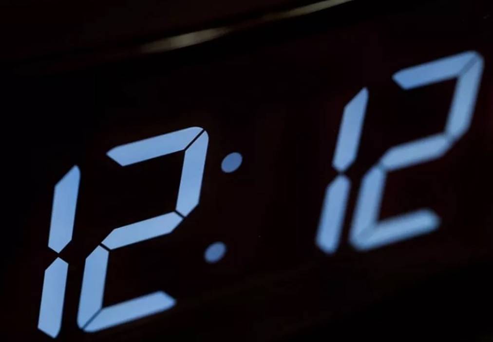12:12 na zegarze — co oznacza ta lustrzana godzina w numerologii i przesłaniu aniołów