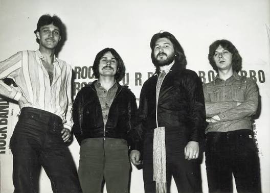 Turbo od 1980 roku współtworzy historię polskiego heavy metalu. Od „Dorosłych dzieci” i „Kawalerii Szatana” po album „Blizny” zespół wielokrotnie zmieniał brzmienie, skład i sposób działania, zachowując własną gitarową tożsamość.